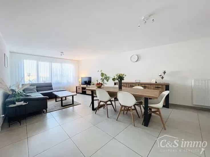 Ruim 3 Slaapkamer Appartement Te Koop Recent Gebouw