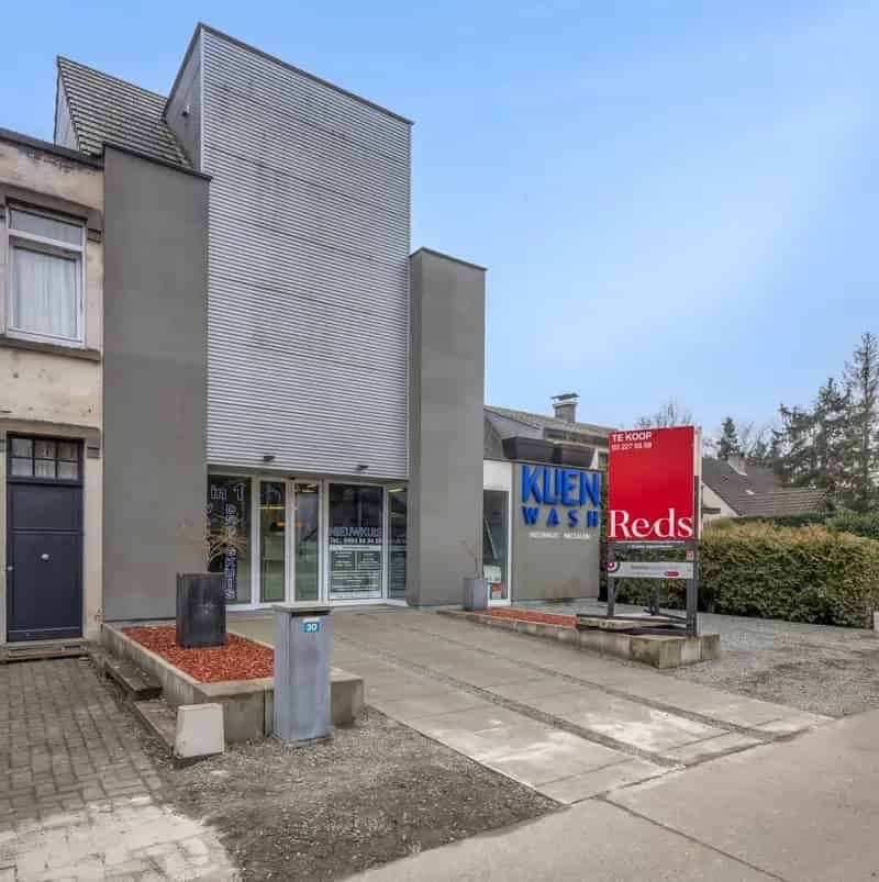 Modern Gebouw met Handelsgelijkvloers 1 Slaapkamer Appartement