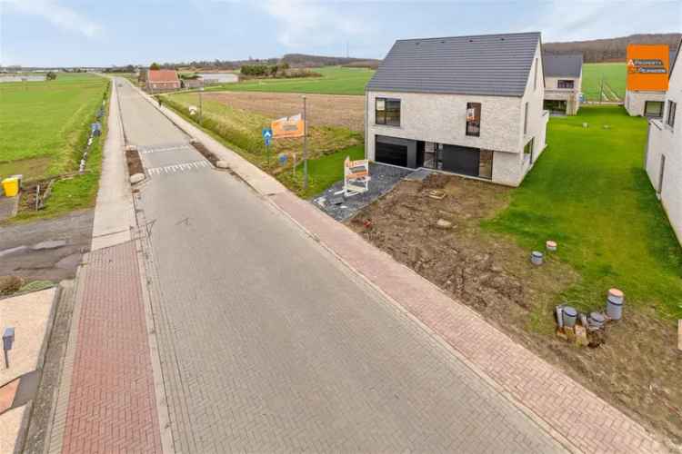 Te koop nieuwbouwwoning met 4 slaapkamers en prachtig zicht op velden en bos