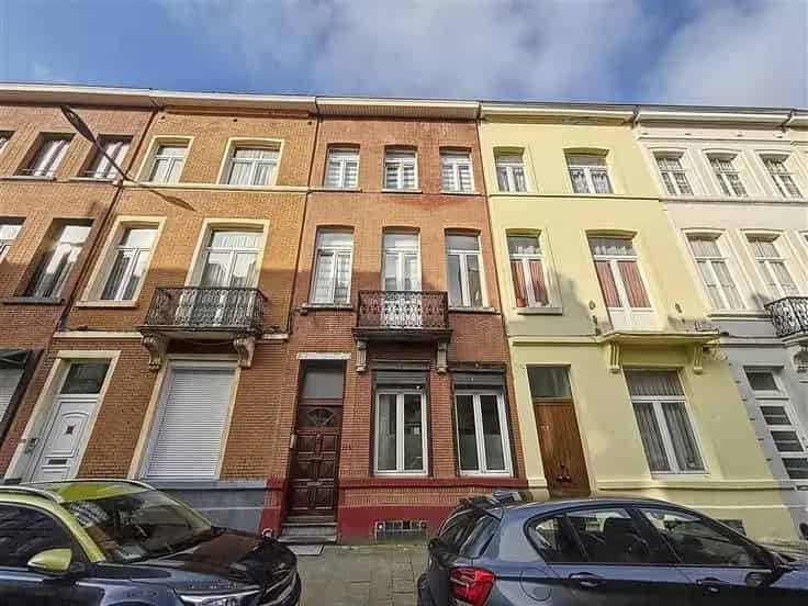 Gerenoveerde Eengezinswoning 242m2 Nabij Voorzieningen