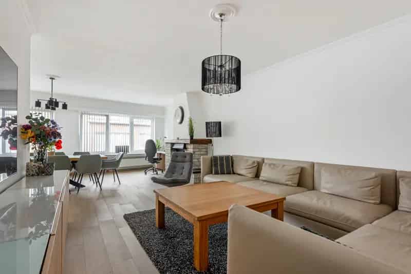 Ruim Appartement 136m² te Aartselaar - 3 slaapkamers - Terras