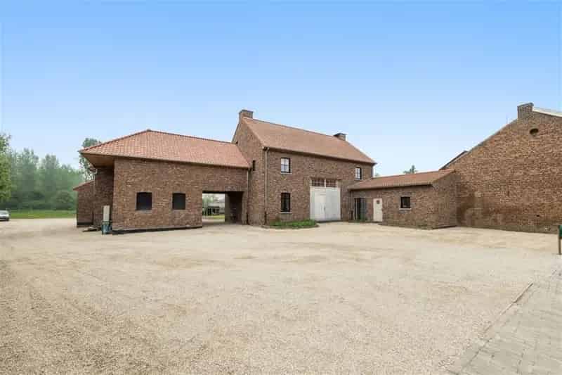 Landelijke Gezinswoning te Huur 337m² met Bijgebouw