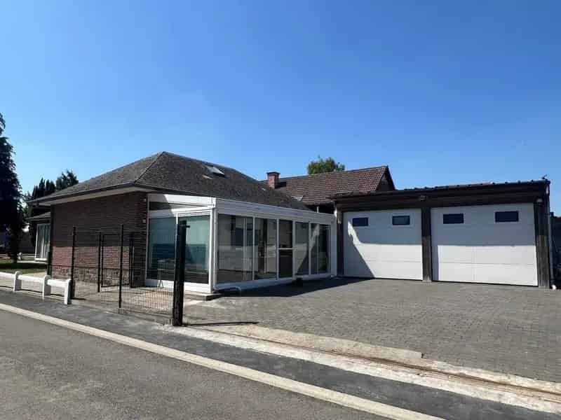 Huis te koop: Instapklare villa met grote tuin en dubbele garage