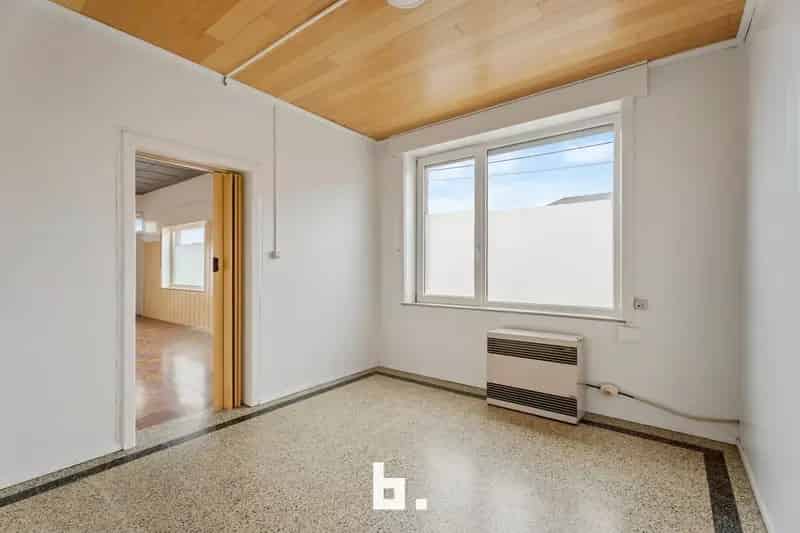 Huis te Koop Langemark-Poelkapelle: Renovatieproject met 3 slaapkamers en grote loods