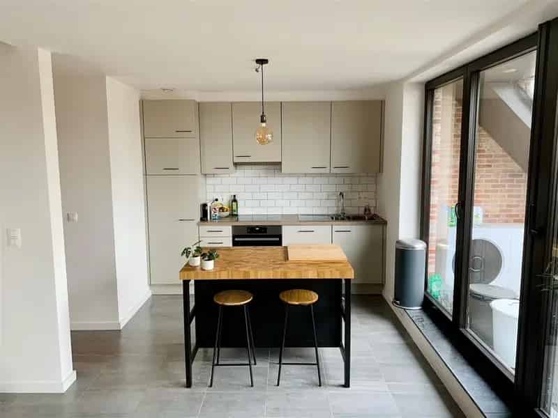 Ruim Duplex Appartement te Koop met Terras en 2 Autostaanplaatsen