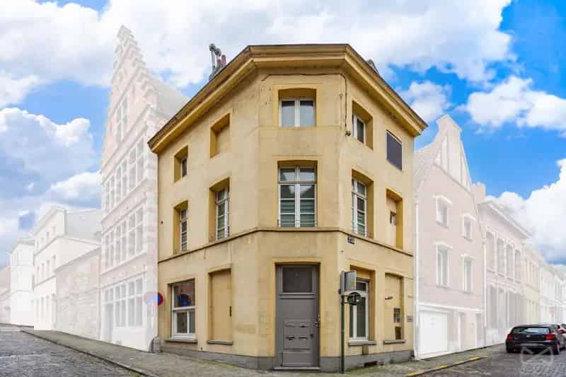 Te renoveren pand Doornik: 2 studio's en duplex appartement