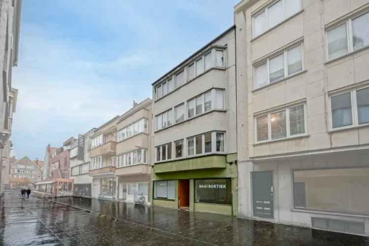 Appartementen te Huur Oostende Centrum: Opbrengsteigendom met 3 Appartementen en 2 Handelsruimtes