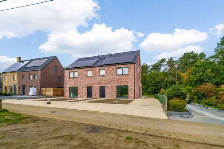 Nieuwbouw lage energie-woning vlak bij een bos in zeer rustige straat