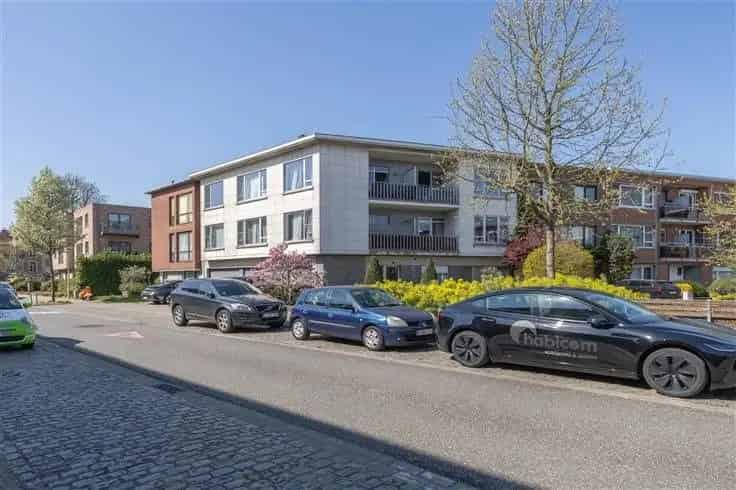 Appartement te koop in Berchem: 2 slaapkamers, garage, terras
