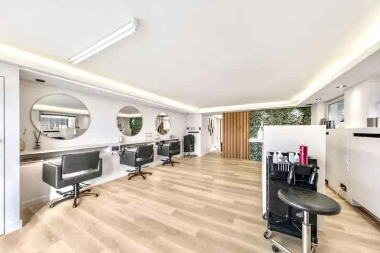 Moderne Villa met Praktijk Kantoor te Koop