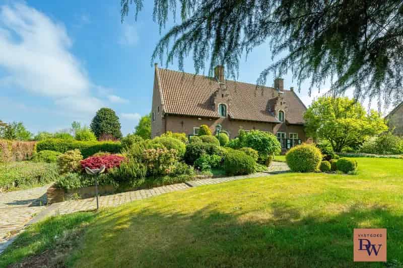 Luxe villa te koop met 4476m² grond, 3 slaapkamers en dubbele garage