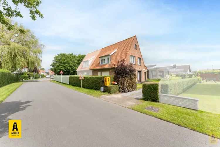 Huis te koop in Bredene met veel potentieel en nabij het strand