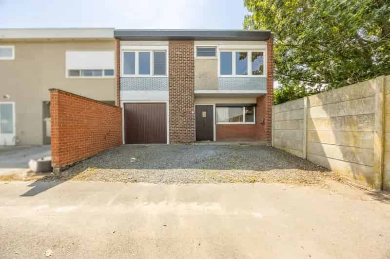 Te renoveren huis met garage en tuin te Deerlijk