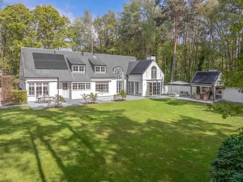 Huis te huur 's-Gravenwezel: Stijlvolle villa met tuin