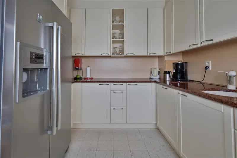 Halfopen Bel-Etage te huur met 3 slaapkamers en tuin
