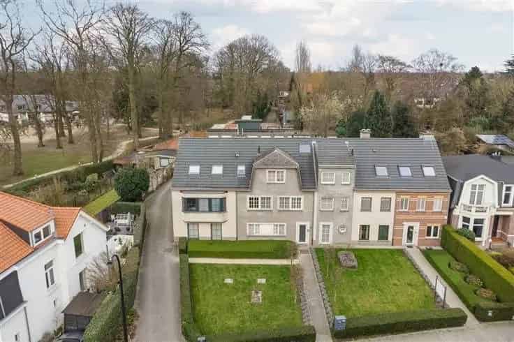 Appartement Hove: Ruim gelijkvloers met tuin garage en parking