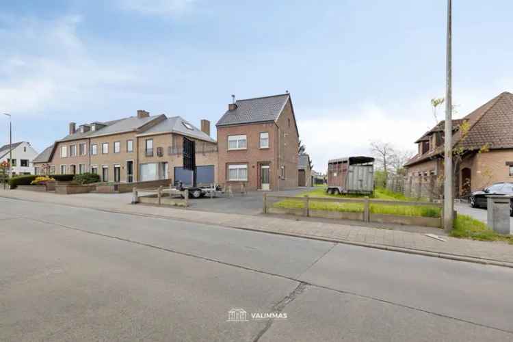 Verzorgde driegevelwoning met garage en grote tuin...