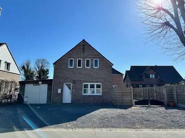 Huis te koop in Neeroeteren: Ruime gezinswoning met tuin