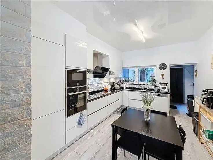 Appartementenblok Te Koop 3 Woningen Nabij Place des Chasseurs Ardennais
