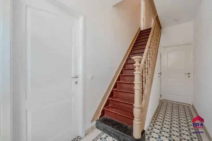 Huis Te Koop: Ruim Familieh huis met Grote Zolder en Tuin