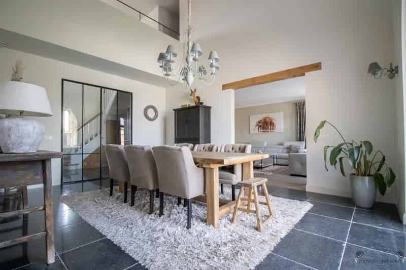 Huis te huur: Ruime villa met magazijn en zwemvijver