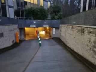 Parking te Huur Oudergem - Beveiligd Nabij Park en Openbaar Vervoer