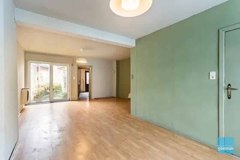 Huis te koop Schellebelle: Renovatieproject met 3 slaapkamers en tuin