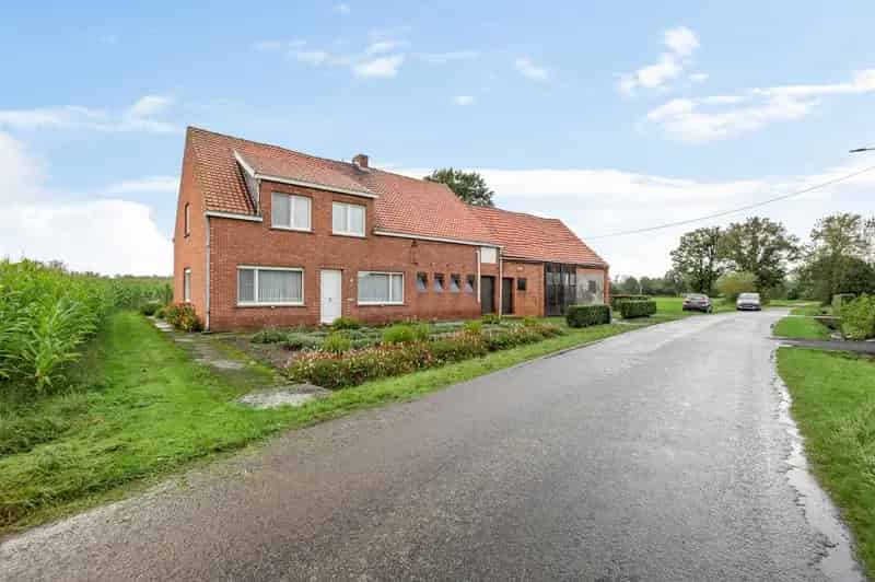 Langgevelhoeve met stallen en weiland te koop