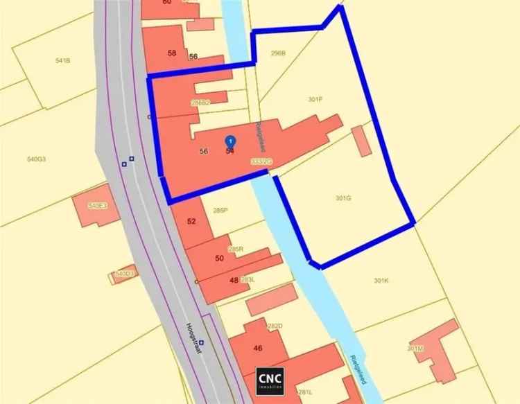 Woning met een uitgestrekte tuin, sfeervol terras met adembenemend uitzicht en royale loods met werkplaats. Maar liefst 28 meter gevelbreedte!