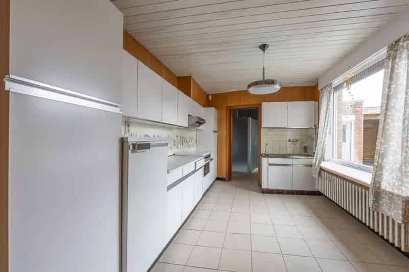 Halfopen Bebouwing Met Garage