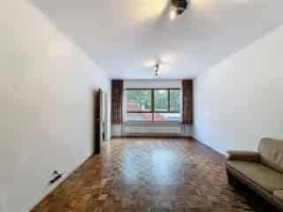 Gelijkvloers appartement te renoveren Ukkel