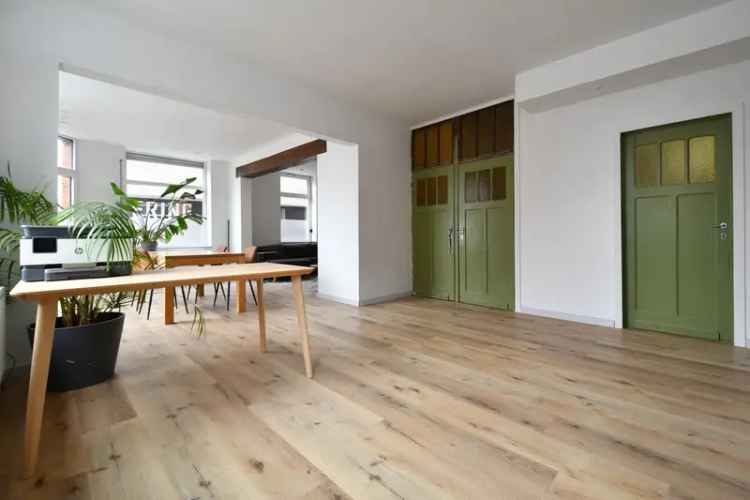 Ruime Gerenoveerde Hoekwoning met Tuin Garage