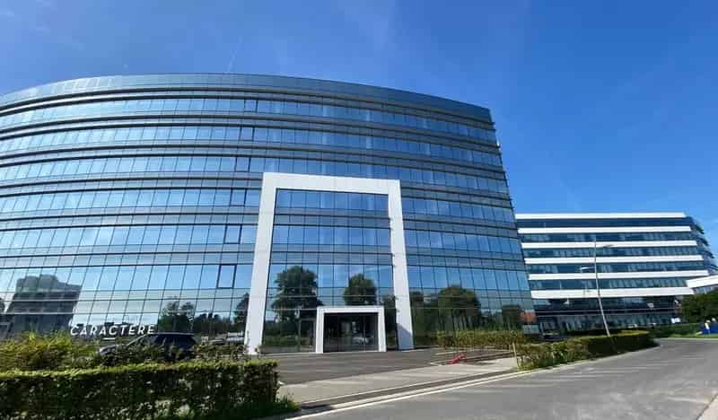 Nieuwbouwkanttoren Nabij E40 Met Parking