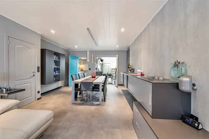 Ruime Halfopen Bebouwing 4 Slaapkamers Grote Tuin Dubbele Garage