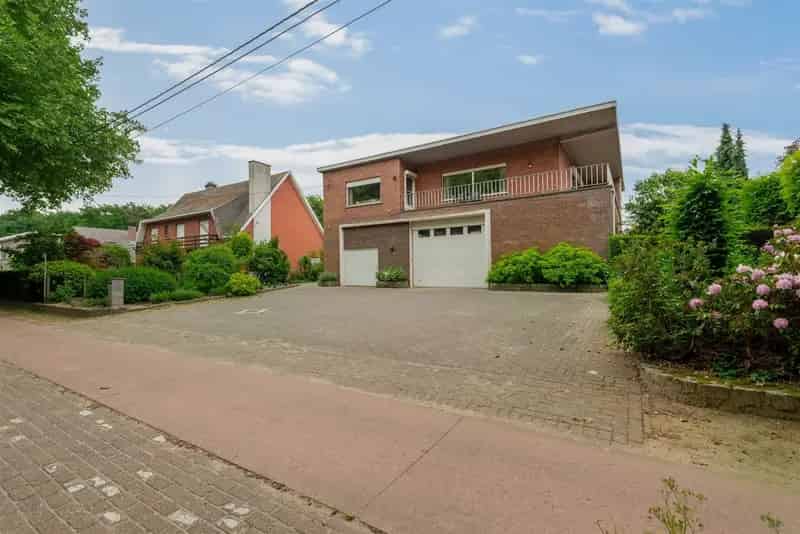 Huis te koop Putte Beerzel: Ruime woning met magazijn