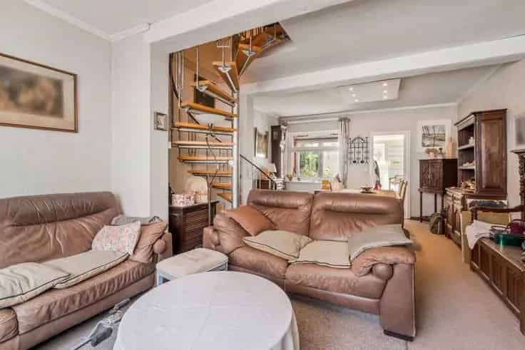 Huis Te Koop Zeebrugge: Unieke Woning met Bijgebouw en Tuin