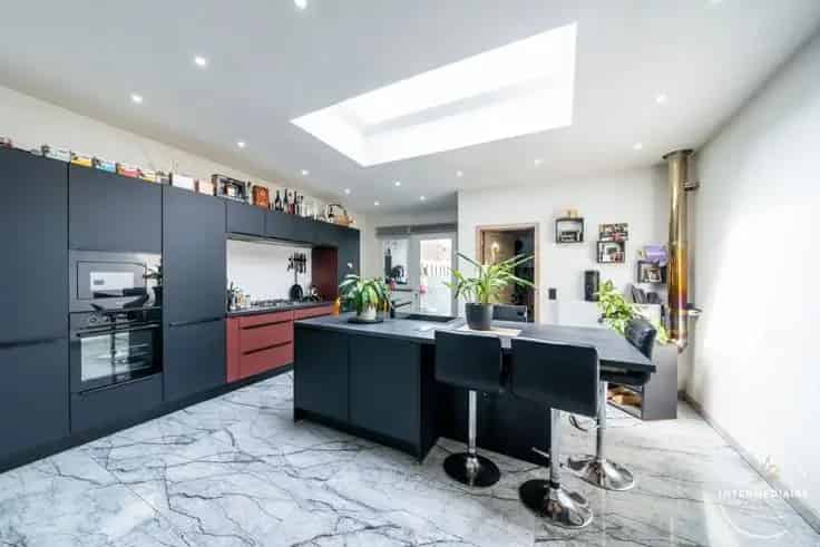 Huis Te Koop Heppignies - Gerenoveerd met 3 slaapkamers en terras