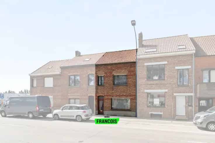 Op te frissen gezinswoning te Oostende nabij invalswegen