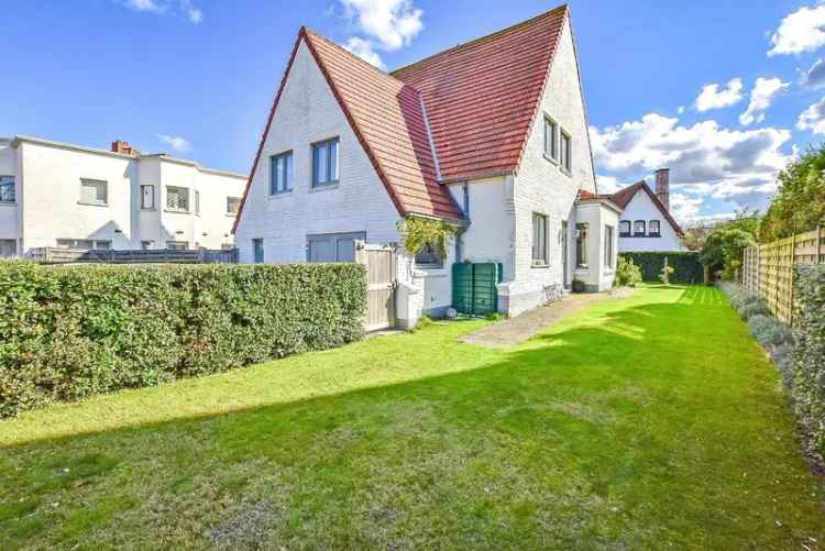 Ruime woning met 5 slaapkamers, zongerichte tuin op wandelafstand van de zee.