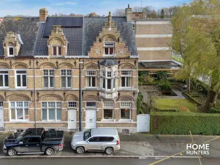 Unieke Herenwoning pal in het historische stadscentrum van Ieper met praktijkruimte