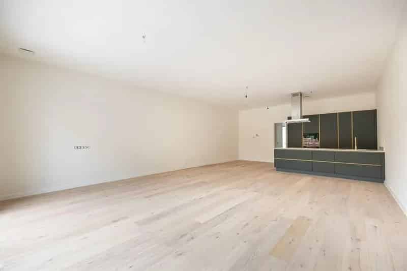 Nieuwbouwwoning 6 slaapkamers grote tuin