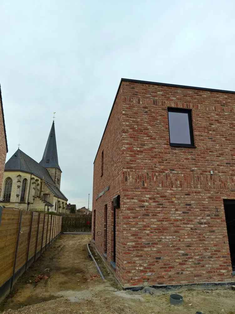 Nieuwbouw met 3 slaapkamers te huur