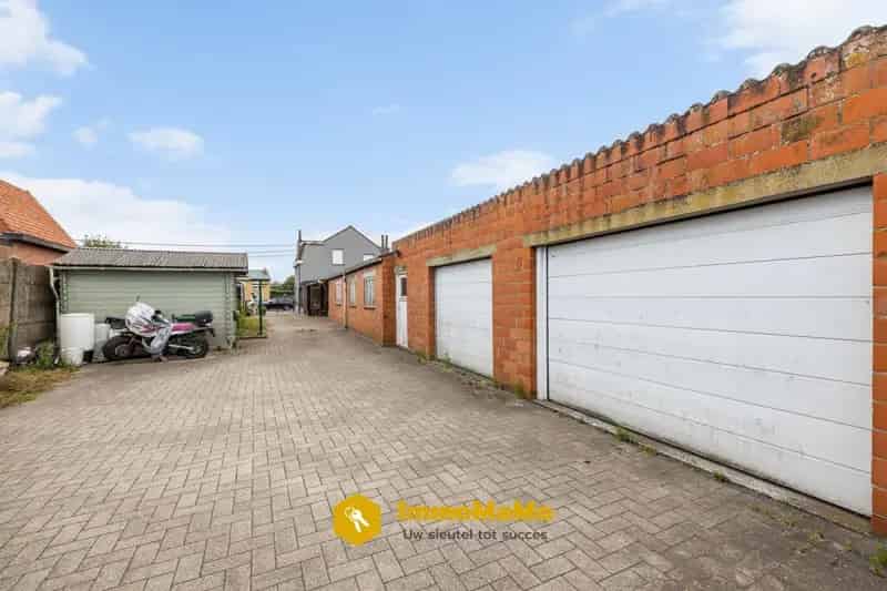 Huis te koop Wachtebeke met 4 garages en schuur