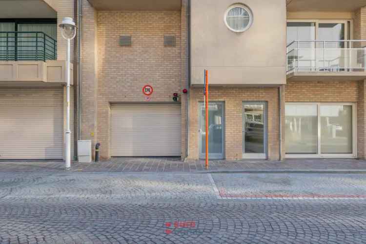 Te koop garagebox in Residentie Rodin, centrale locatie met autolift