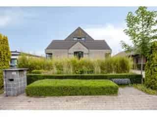 Huis te koop Geel - Ruime woning met zwembad en praktijkruimte