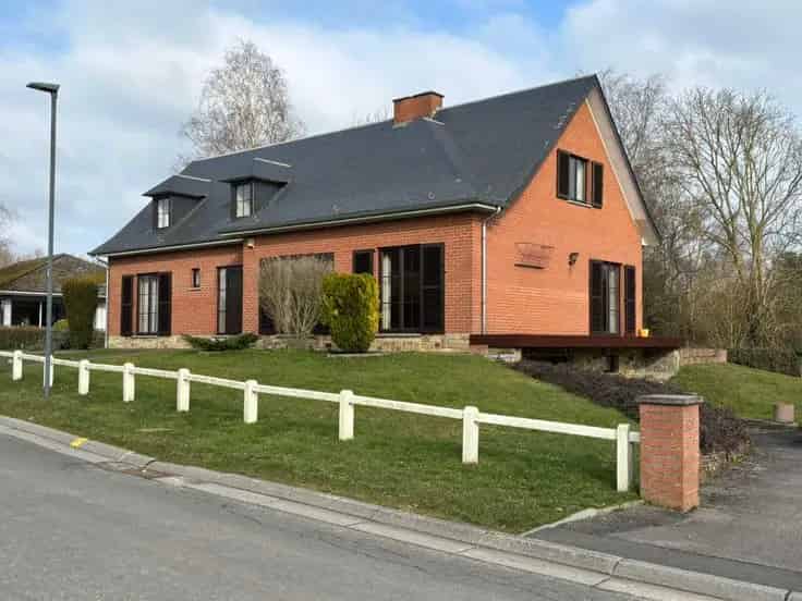 Villa te Koop: Ruime gezinswoning met garage en extra bergruimte