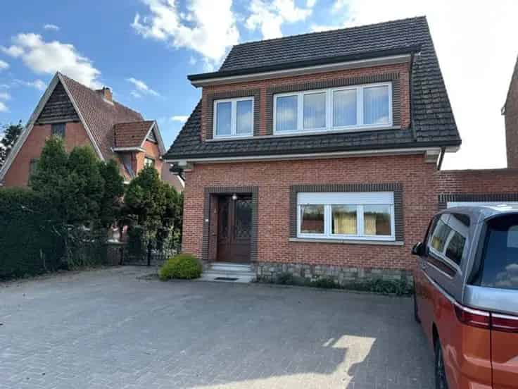 Huis Te Koop: Charmante Driegevelwoning met Potentieel