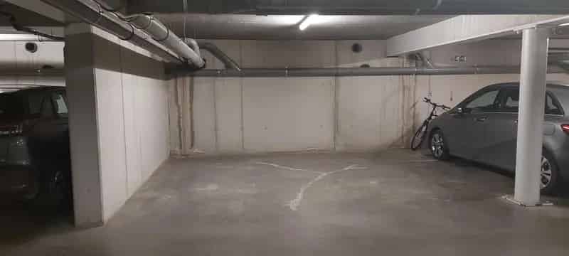 Ondergrondse Autostaanplaats te Huur - Afgesloten Gebouw