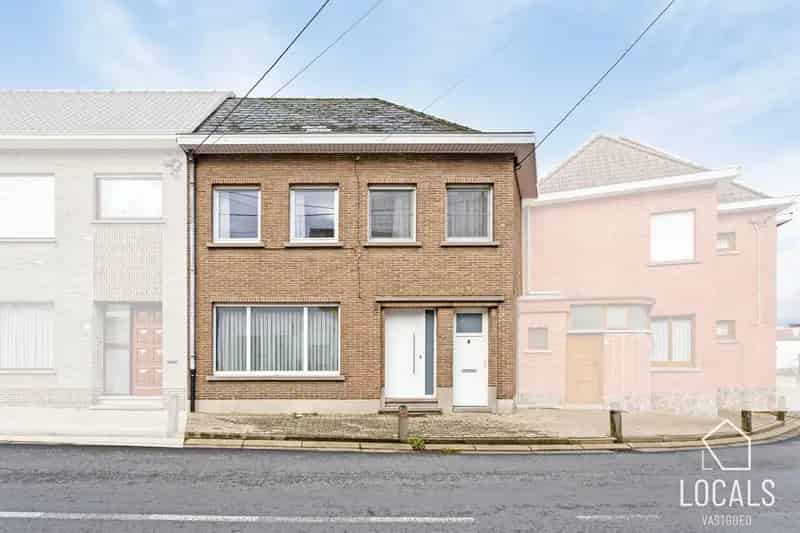 Woning met ruime tuin 2 garages en 3 slaapkamers