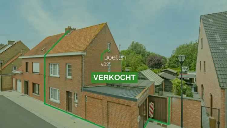 ALVERINGEM: Centraal en toch super rustig gelegen woonhuis met te vernieuwen comfort, 2 slpks en zolder, garage en zalige tuin op 588m² grondopp.